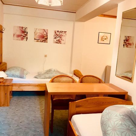 Motel Brunner Apartments & Zimmer Бад Айзенкапел Стая снимка