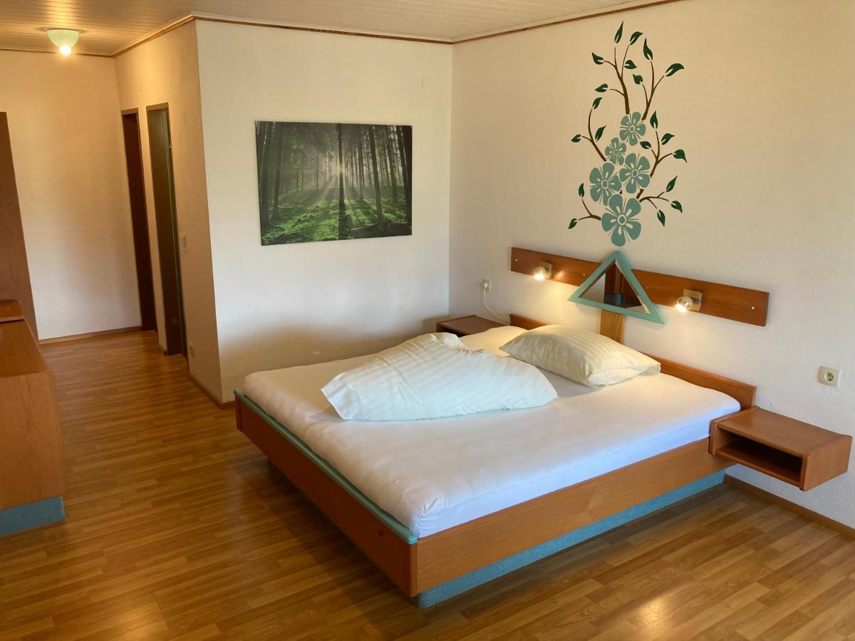 Motel Brunner Apartments & Zimmer Бад Айзенкапел Екстериор снимка